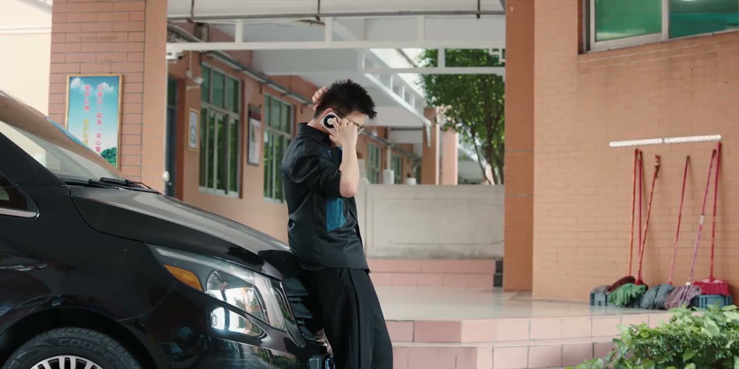 你跟那个李总说一声