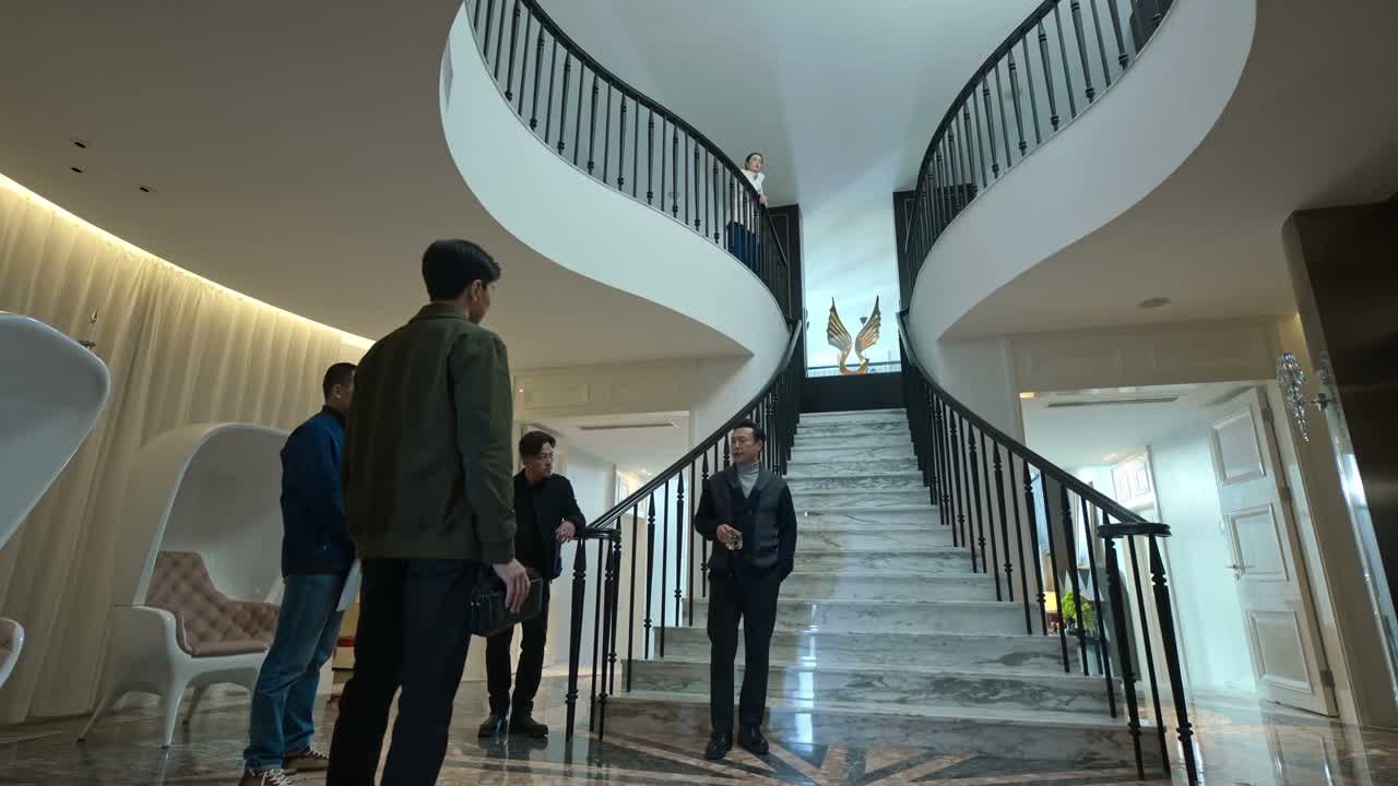 那就别进客厅了 坐吧
