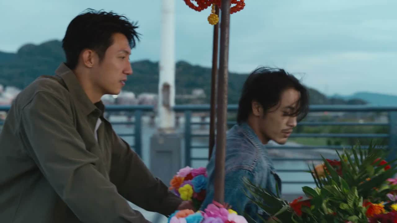 要不咱租辆车帮他一把