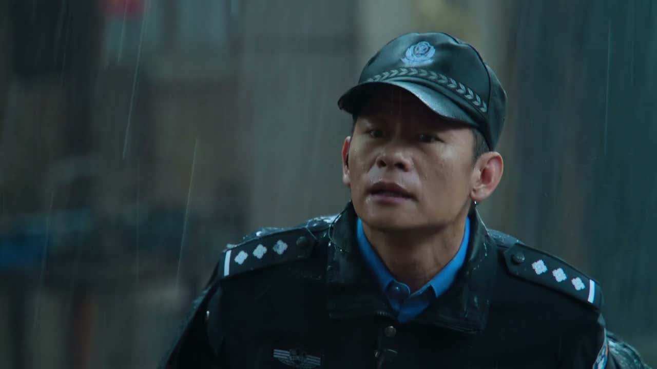 让他把衣服披上 别冻着他