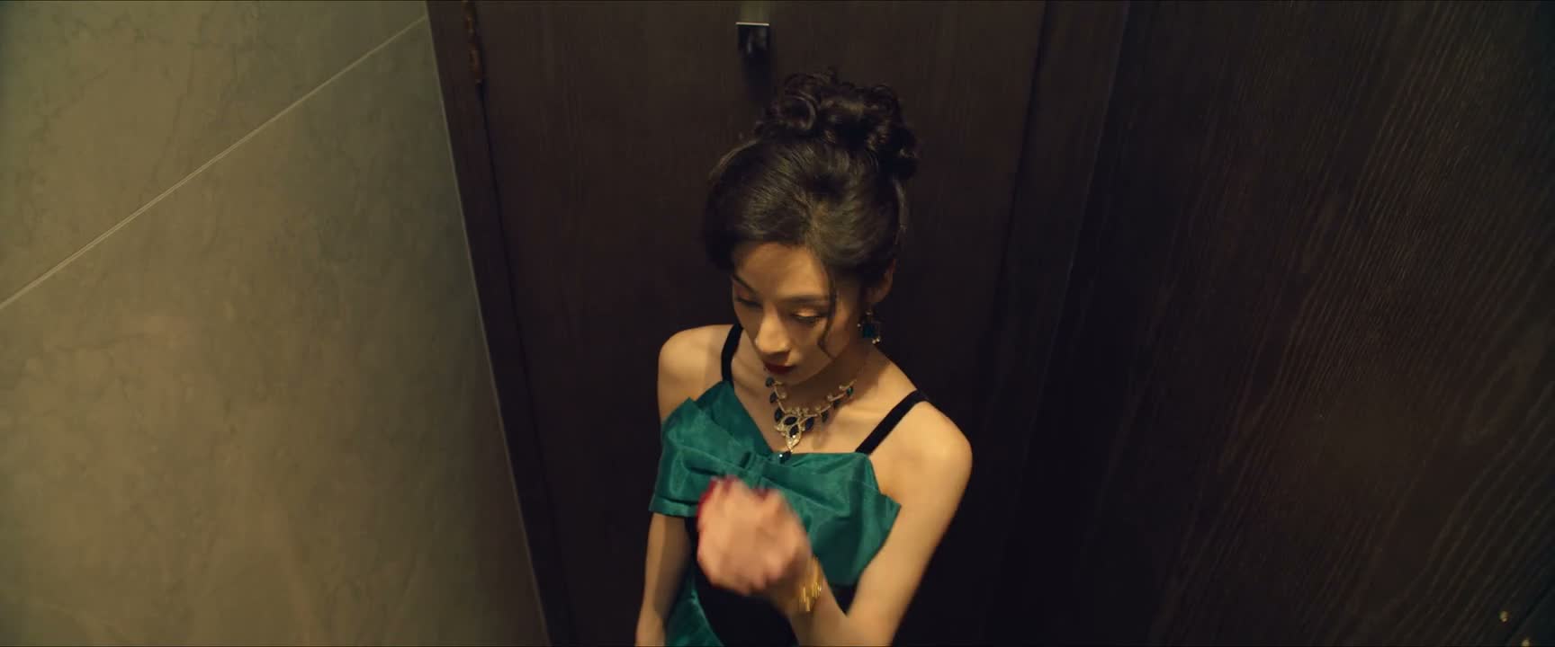当然不会费心教她规矩