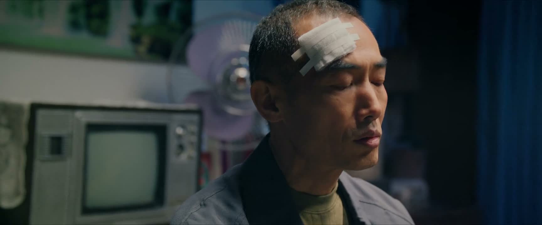 说孩子小得跟着她
