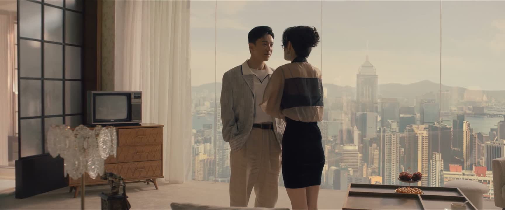 她不是也一样是 靠男人吗