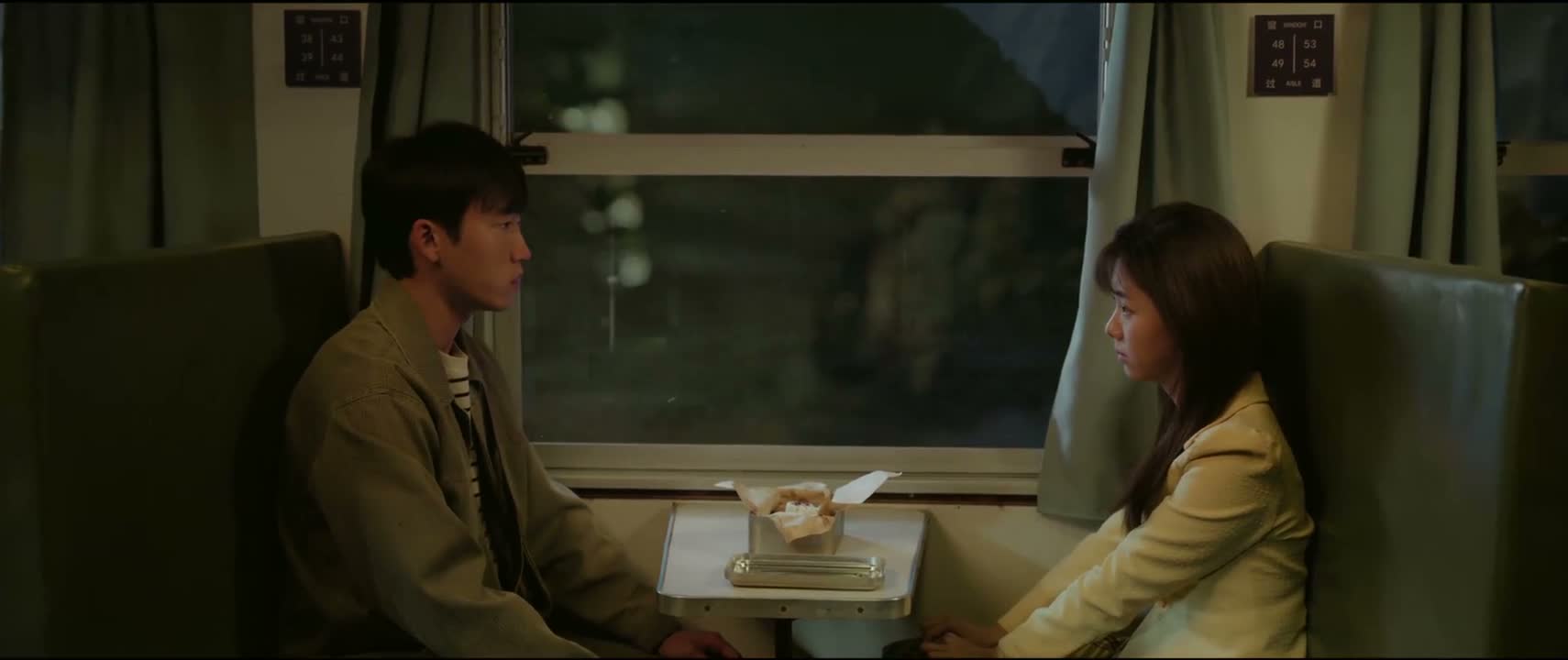 你 你咋也坐火车啊