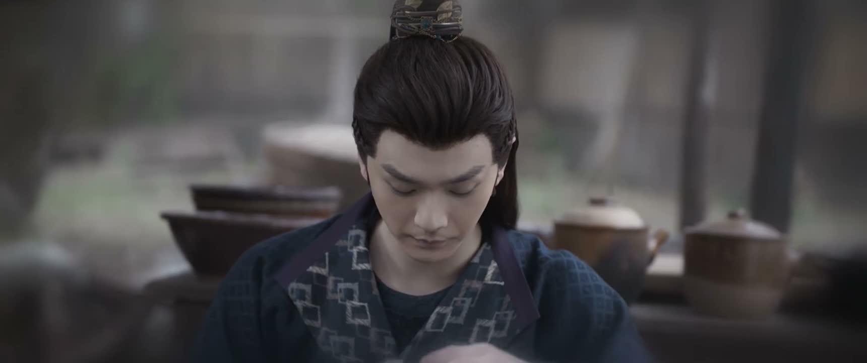 我们乔装打扮和护卫分开前进