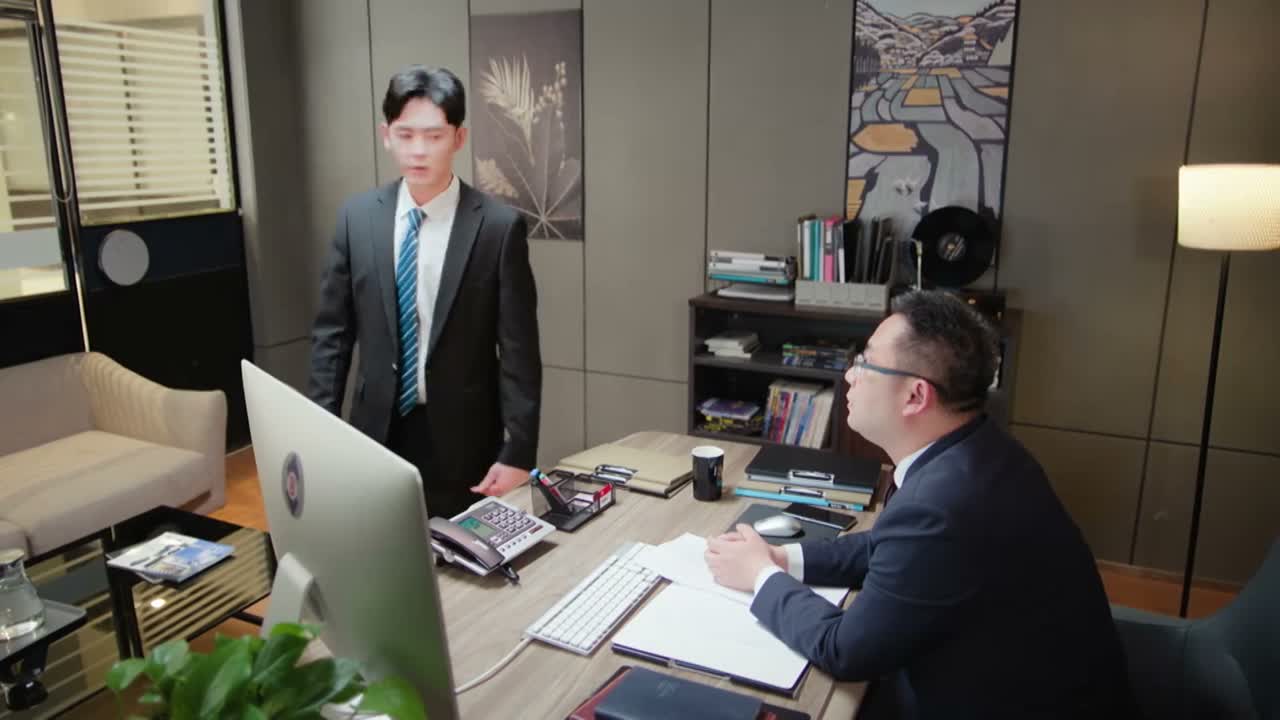 出来 陈总 我去看一下
