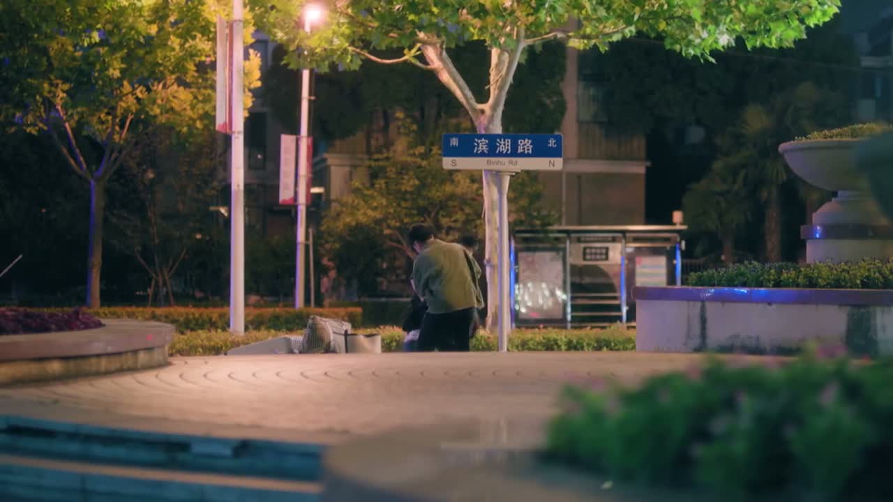放开我 别蹲下 我不去