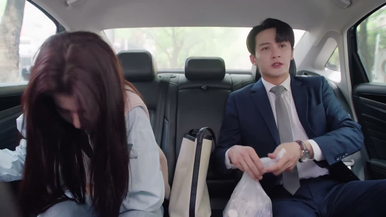 师傅 等她吃完药再开车吧