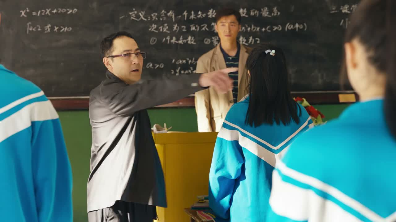 让你们三个人的家长都过来一趟