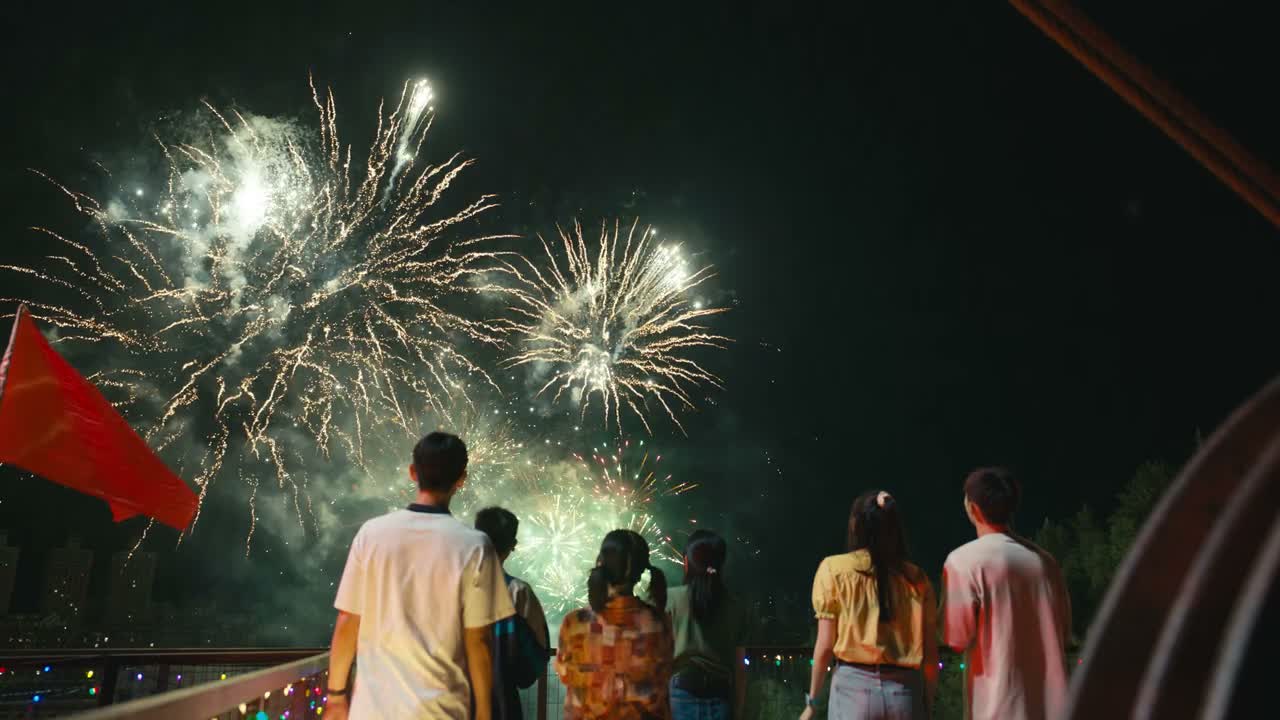 烟花绽放在天空只需一瞬