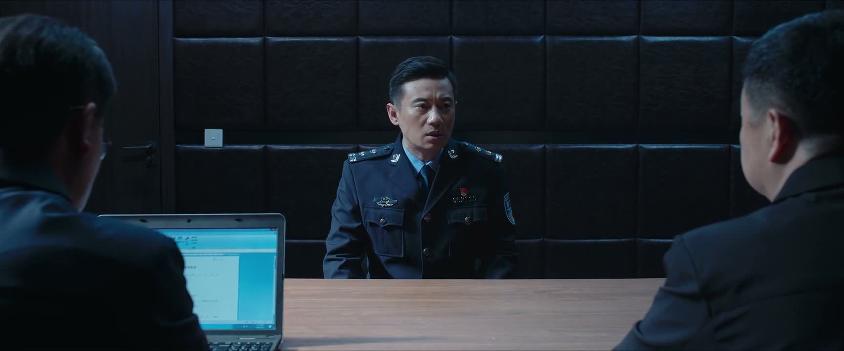 带走警察 无非是想利用警察