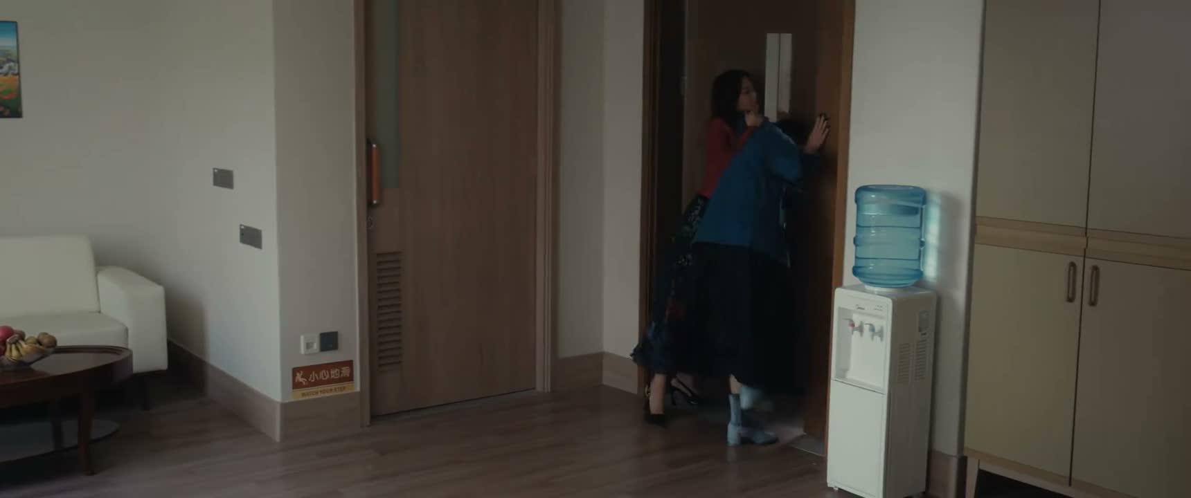 劲那么大呀 你放开我