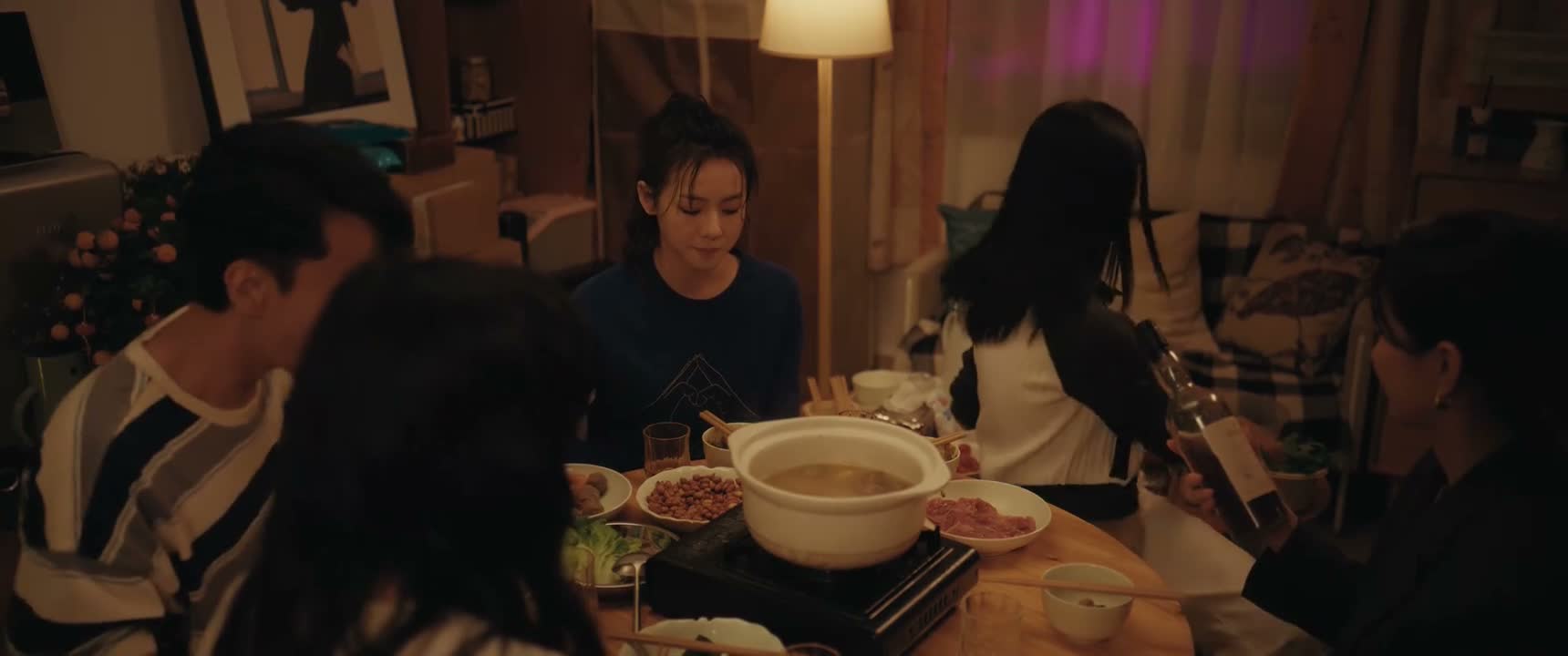 老板 这咱得喝一个呀 来 我给您倒