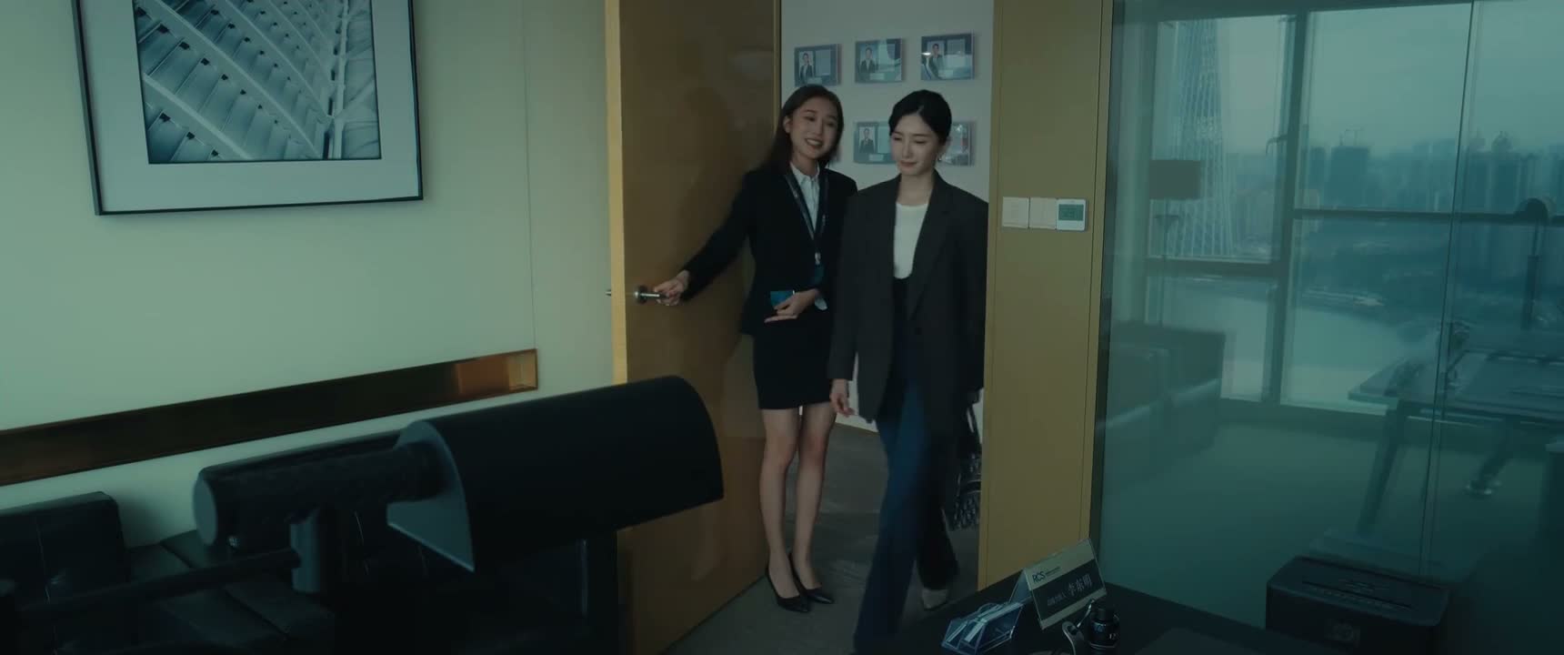 您稍等一下 李总的会一会儿就结束了 谢谢
