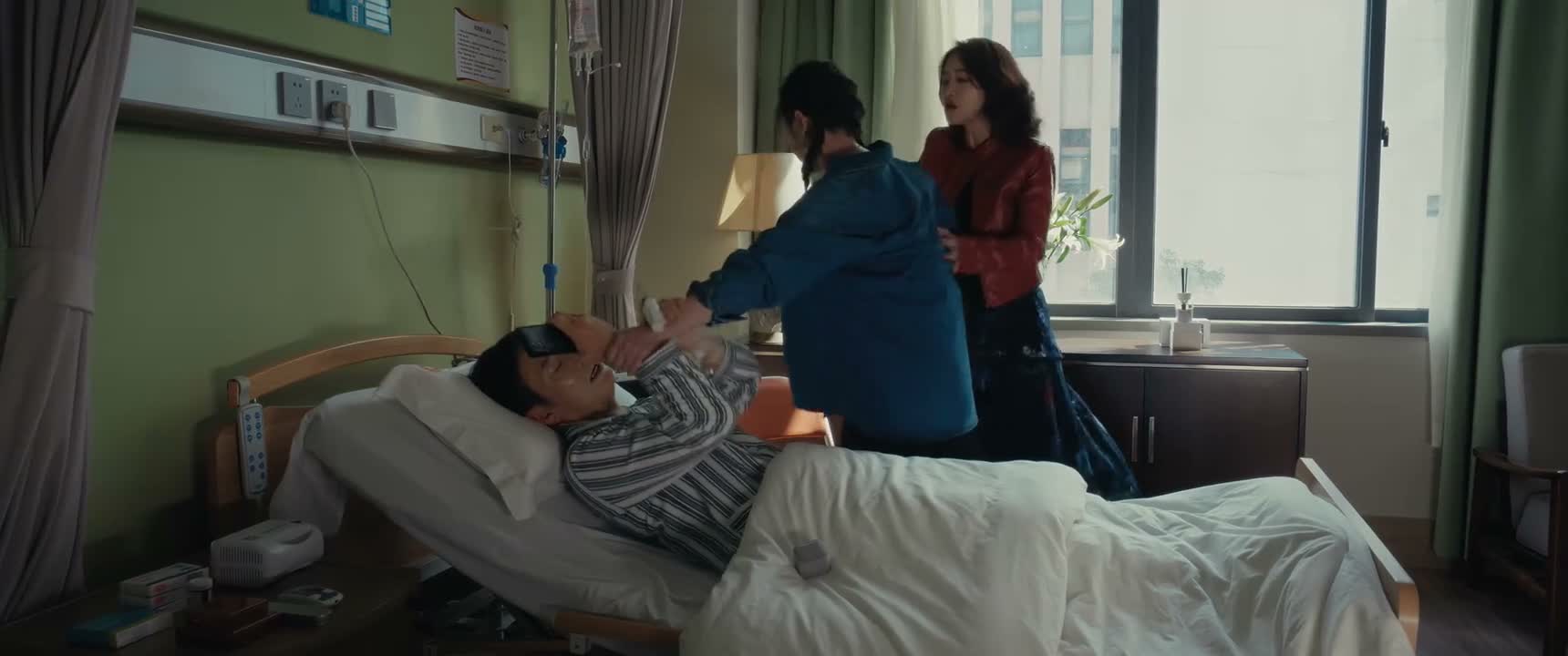他动了手术了 你别碰他 你叫汤律师过来