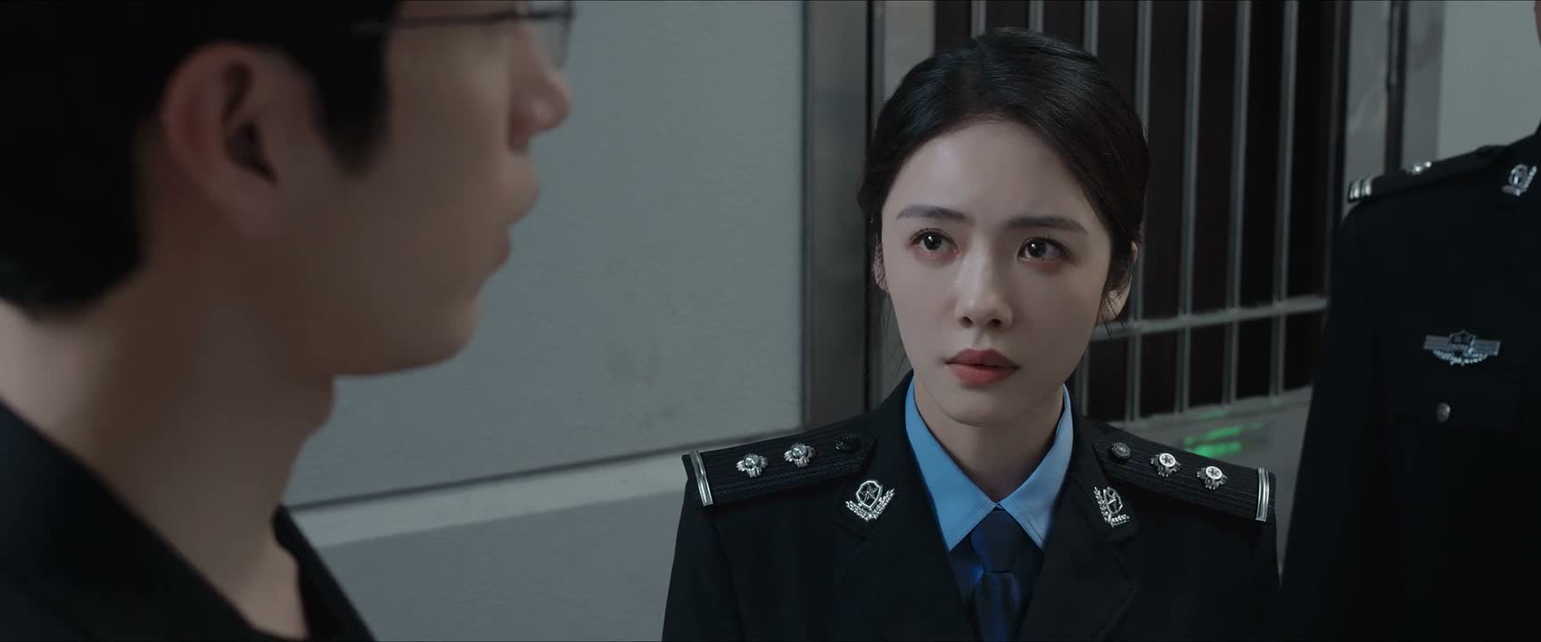 给他换一个 压迫感小一点的环境