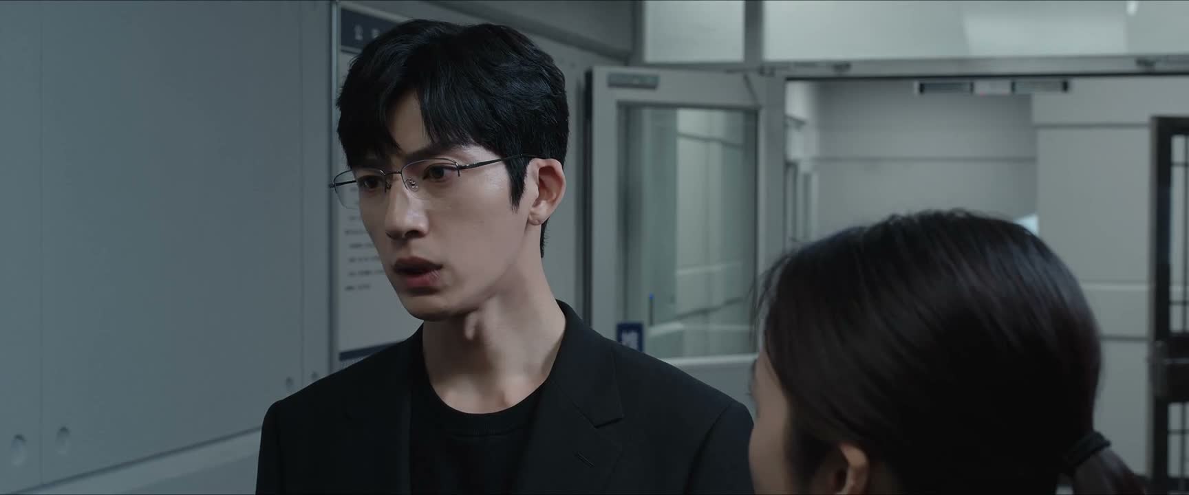 他应该是长期缺觉 眼睛畏光