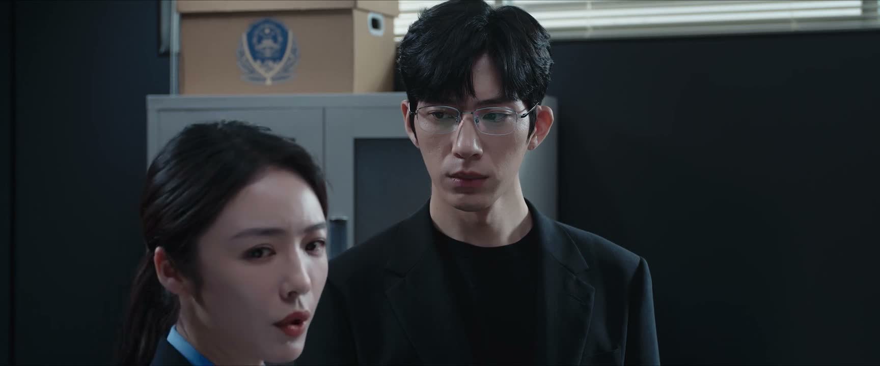 现在我们就耗在这儿 不如让我进去试一试