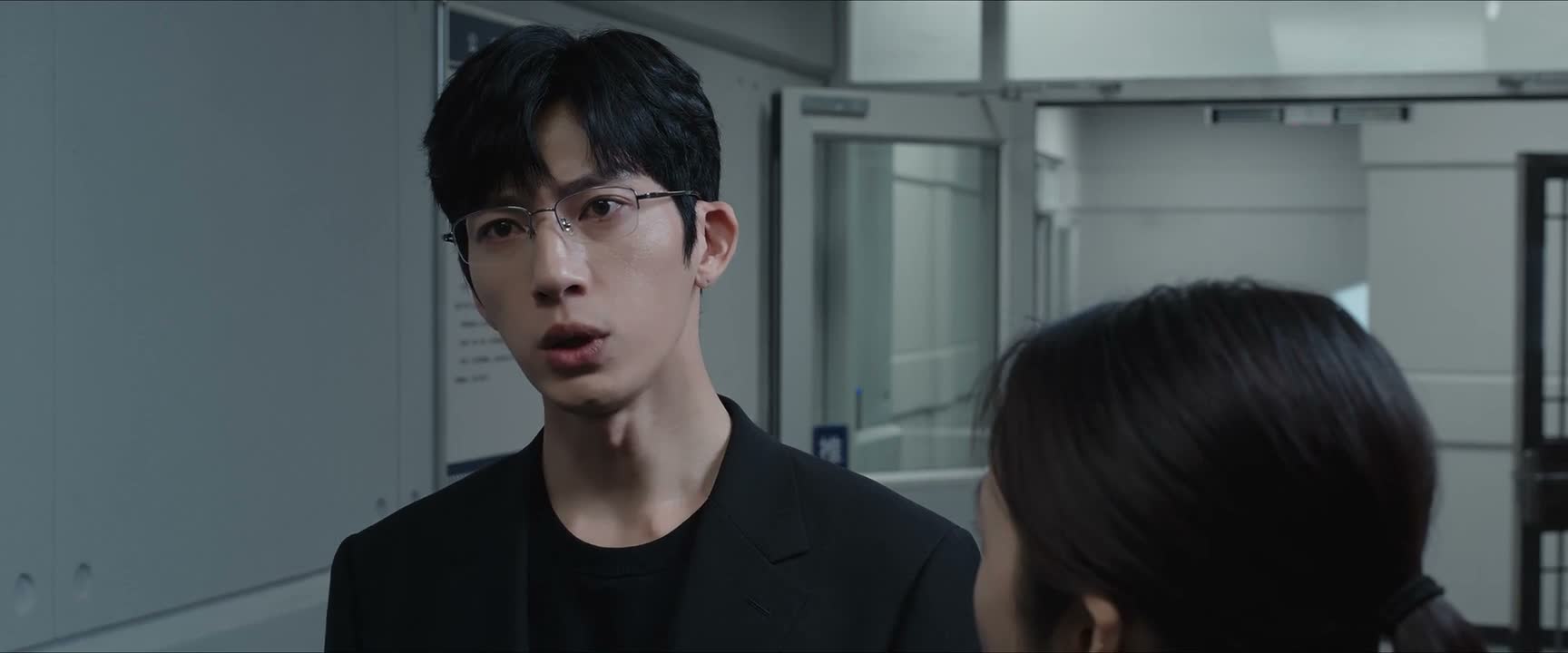 讯问室的灯光 会激化他的情绪