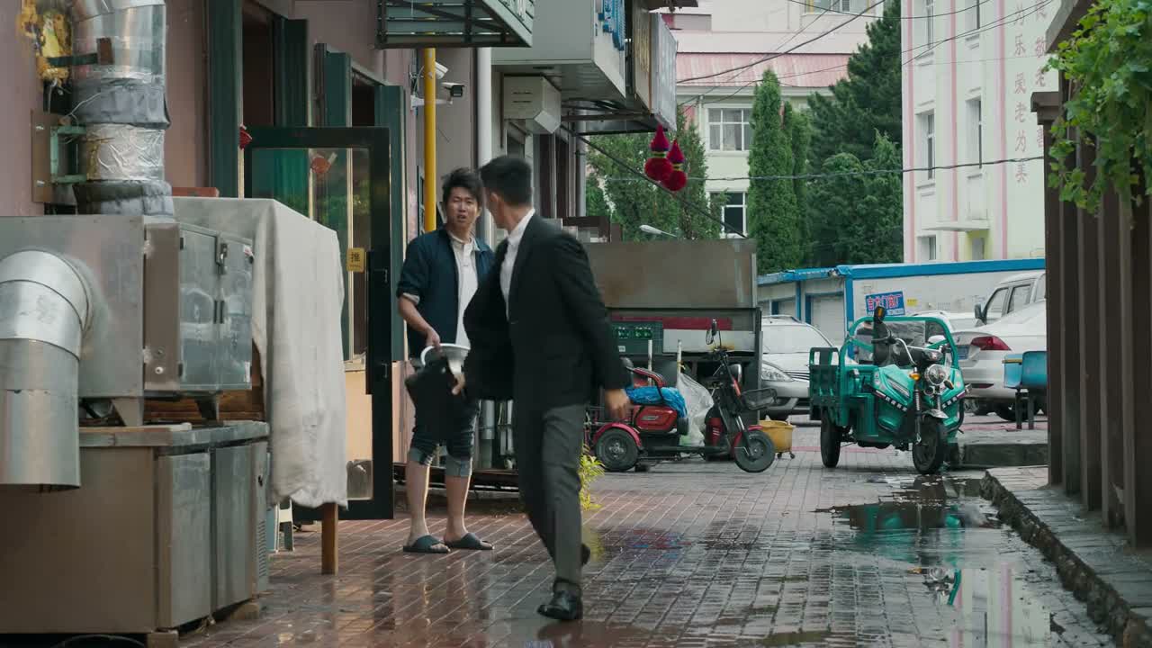 头发烫得跟鸡毛掸子一样 栽愣的 喝点不晚上