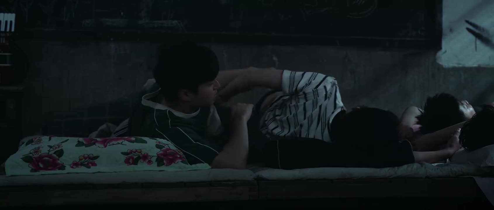大半夜的 你有病啊