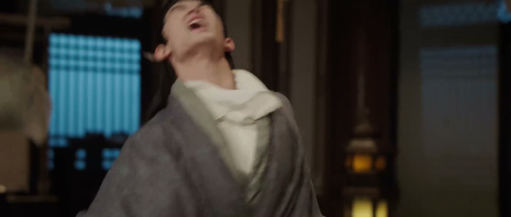 趁机射出暗器