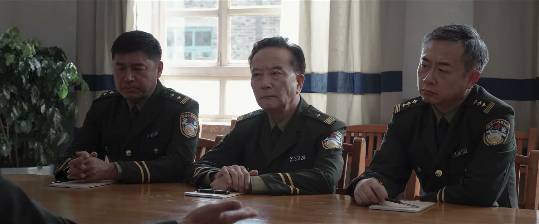 人其貌不扬 话都说不清楚