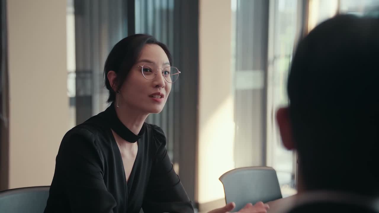 她是懂得审时度势