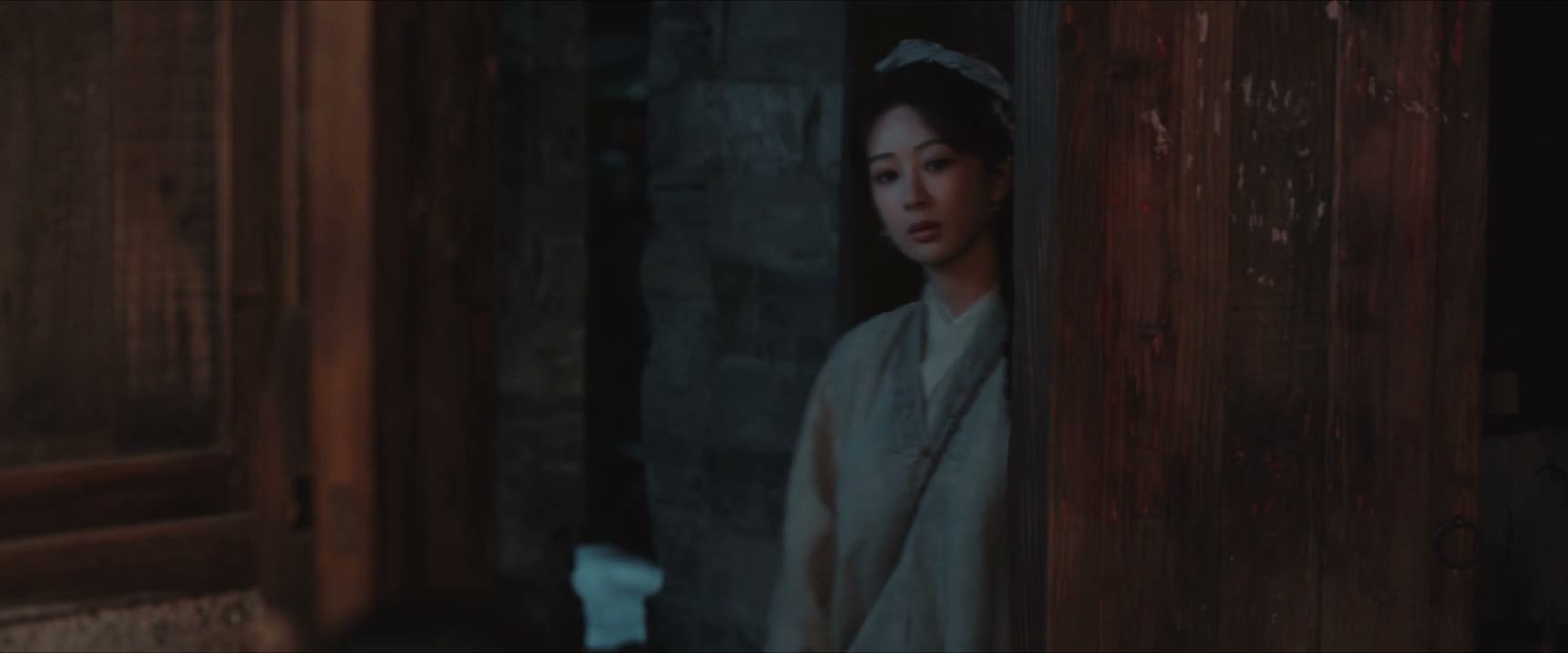看她像个无事人一样