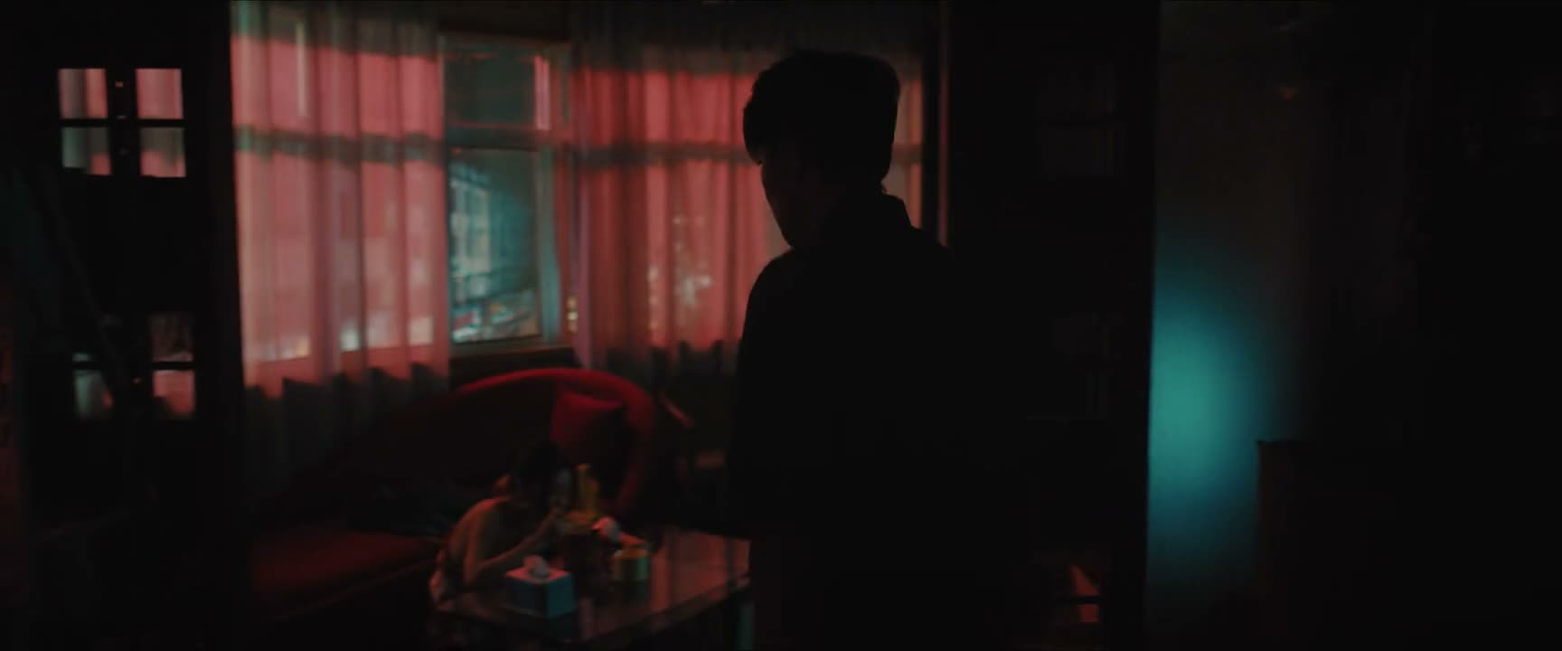黑乎乎的 怎么不开灯