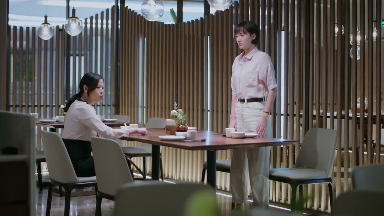 惯得他 坐下