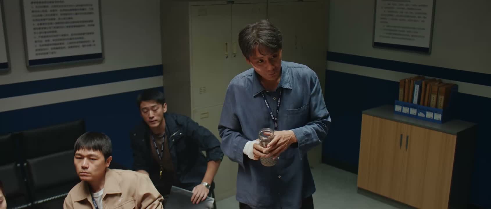 看看能不能套出他同伴的消息来
