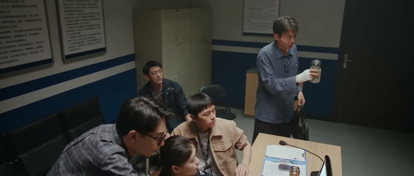 恰恰他什么都不说