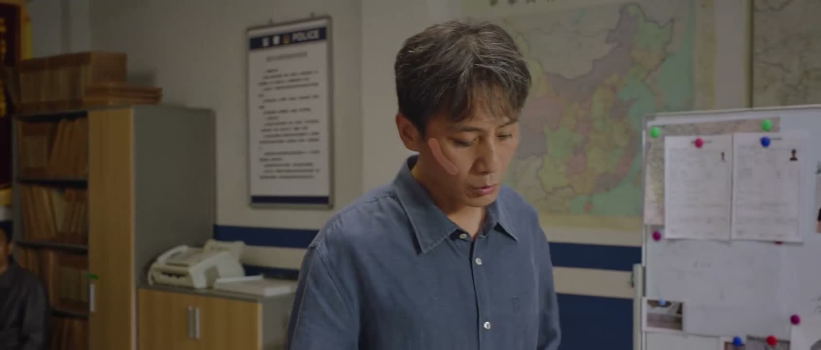 他跟工地的负责人见了面