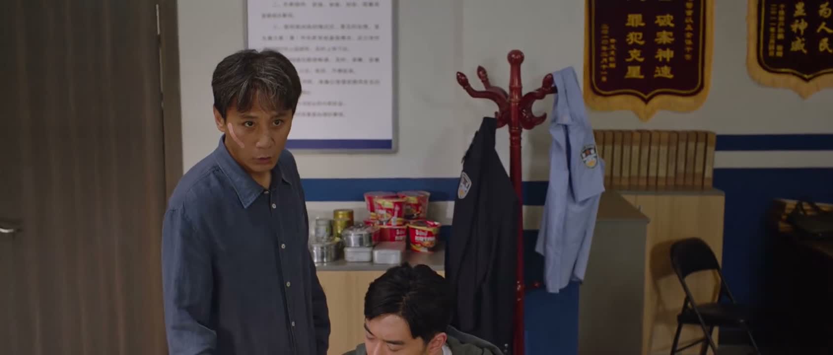 在火车站他因为吃泡面