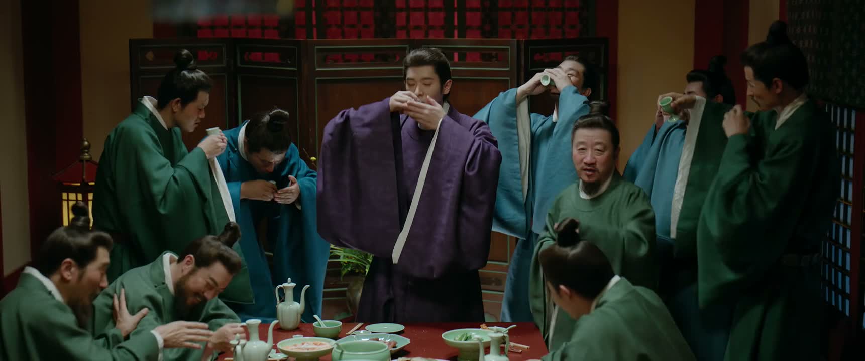 你们还不赶紧过来敬
