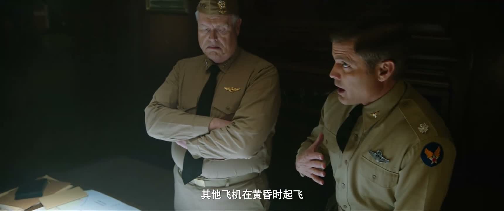 其他飞机在黄昏时起飞