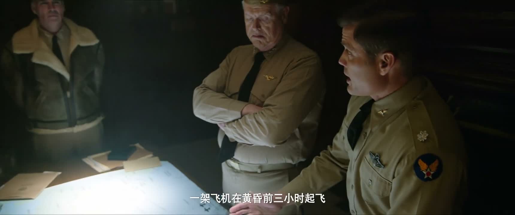 一架飞机在黄昏前三小时起飞