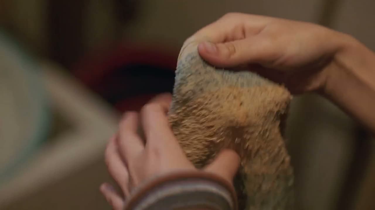 硬得像咸菜的毛巾是她的