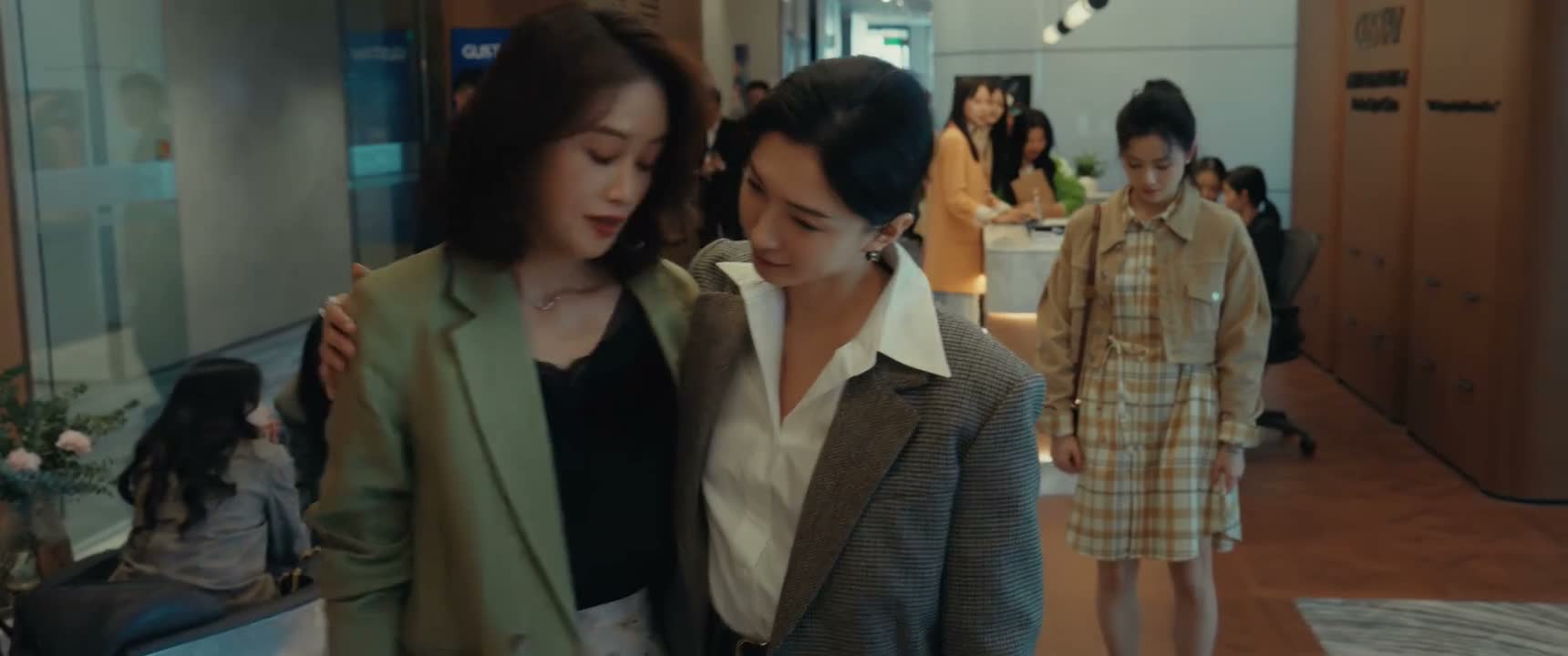 你可小心一点 这个女孩 看上去不是什么善茬啊