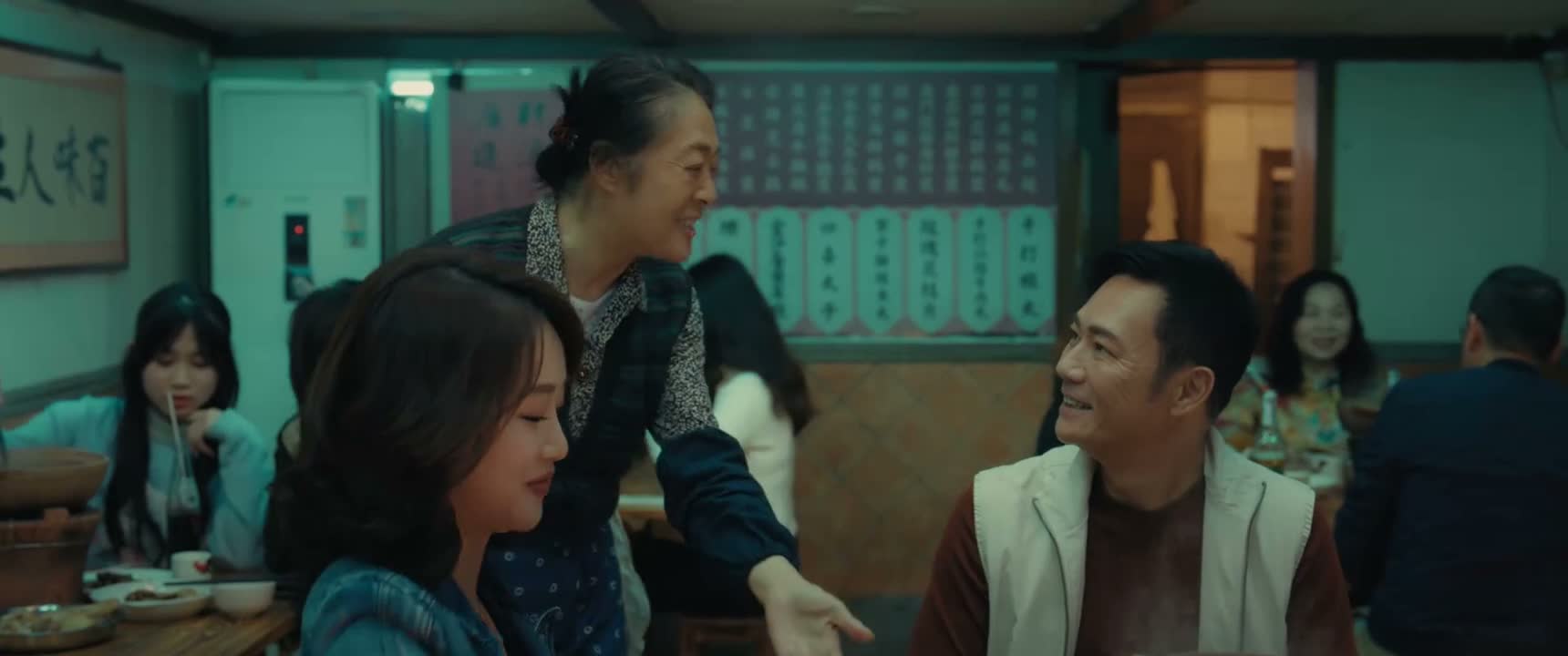 您吃啊 吃 好 老板你太客气了 谢谢老板
