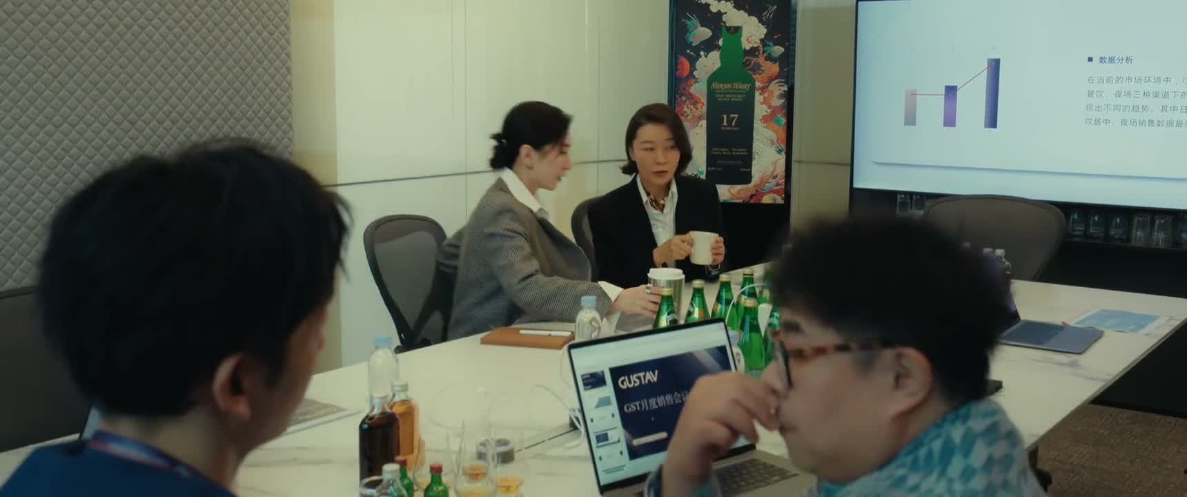 是配咱们的威士忌好 还是香槟好