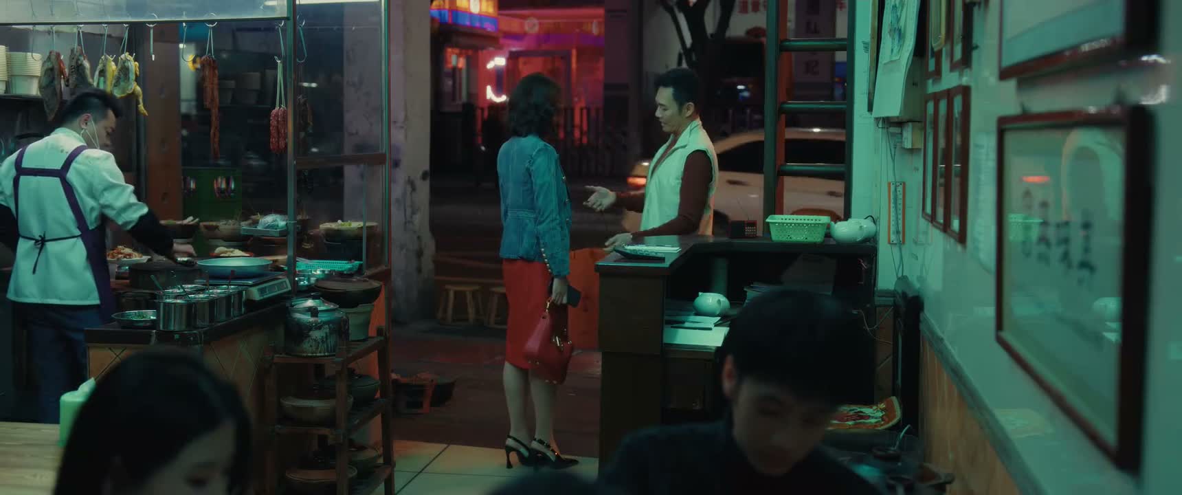 算了 拿着它 不用不好意思