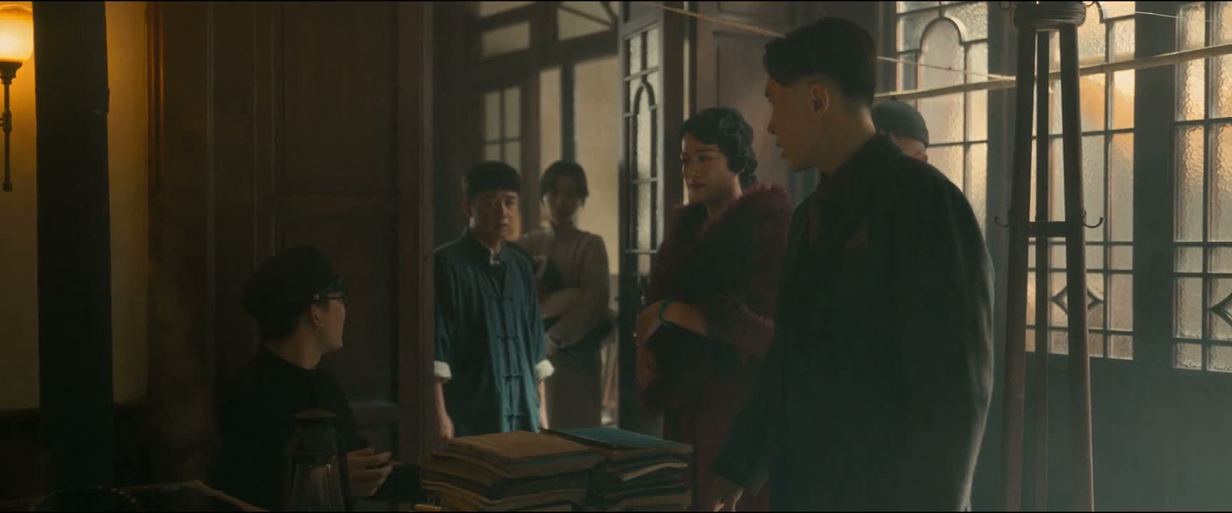 我们两个大男人又不认识 那睡在一起怎么能行嘛