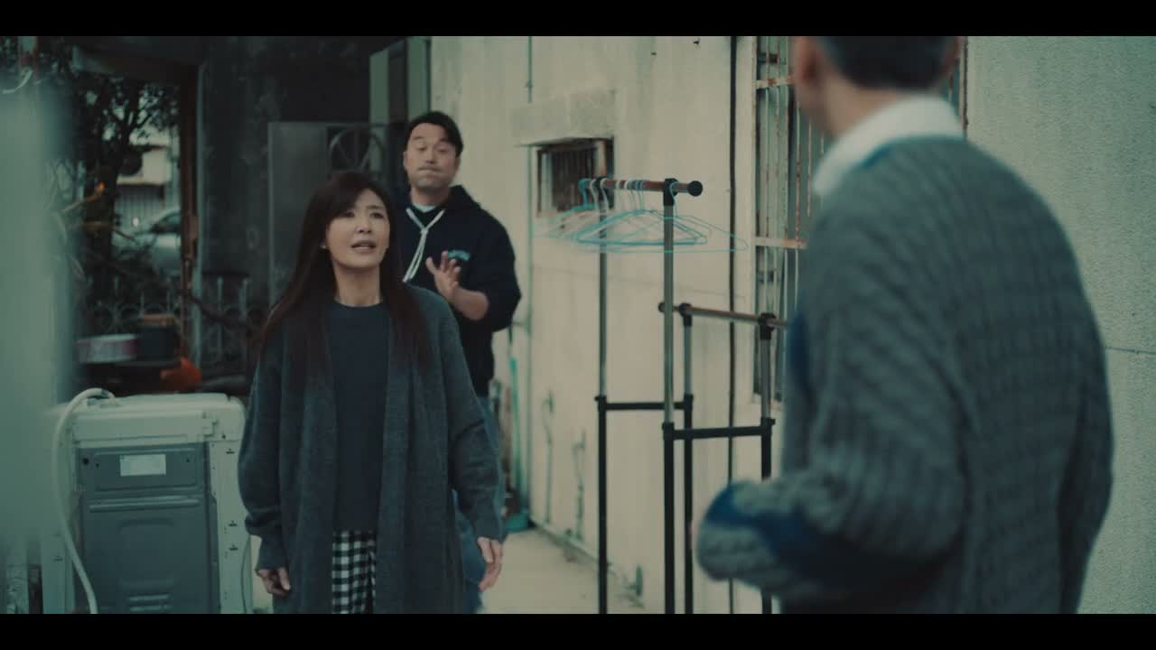 - 你有事吗?先生 - 没事…有话好好说