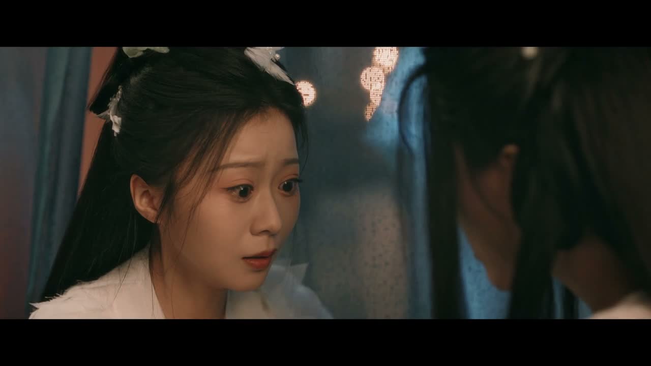 你跟她长得有点儿像