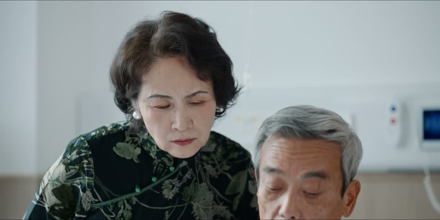 两个眼睛直勾勾地望着我