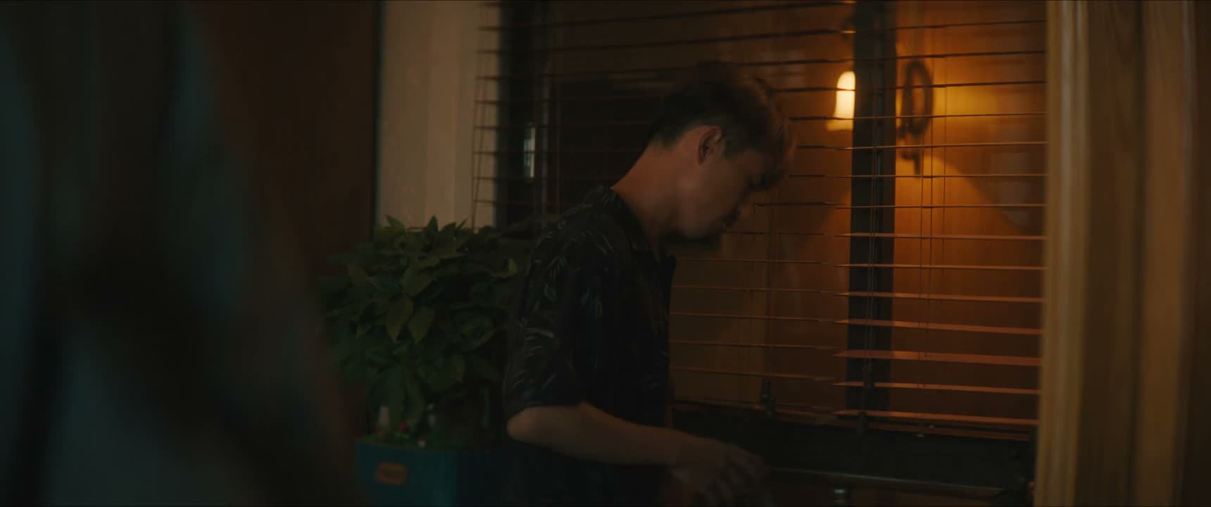 不赌不抽 看美女荷官发牌啊 昌