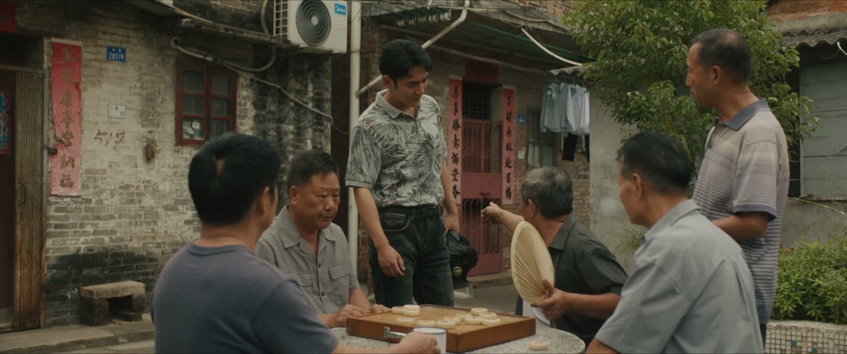 往里走到头右手边