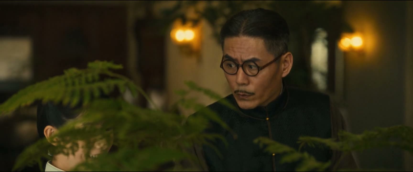 这盆栽都娇贵得很 水千万别浇多了 朱管家 明白
